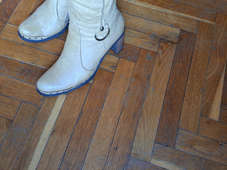 Продавам дамски ботуши.