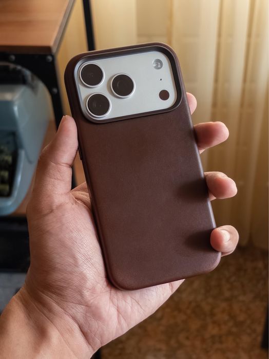 Husa Nomad Traditional Leather iPhone 17 Pro Brown