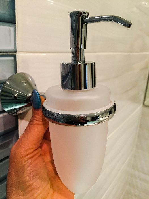 Държач със стъклени сапунерка или чаша или дозатор за течен сапун