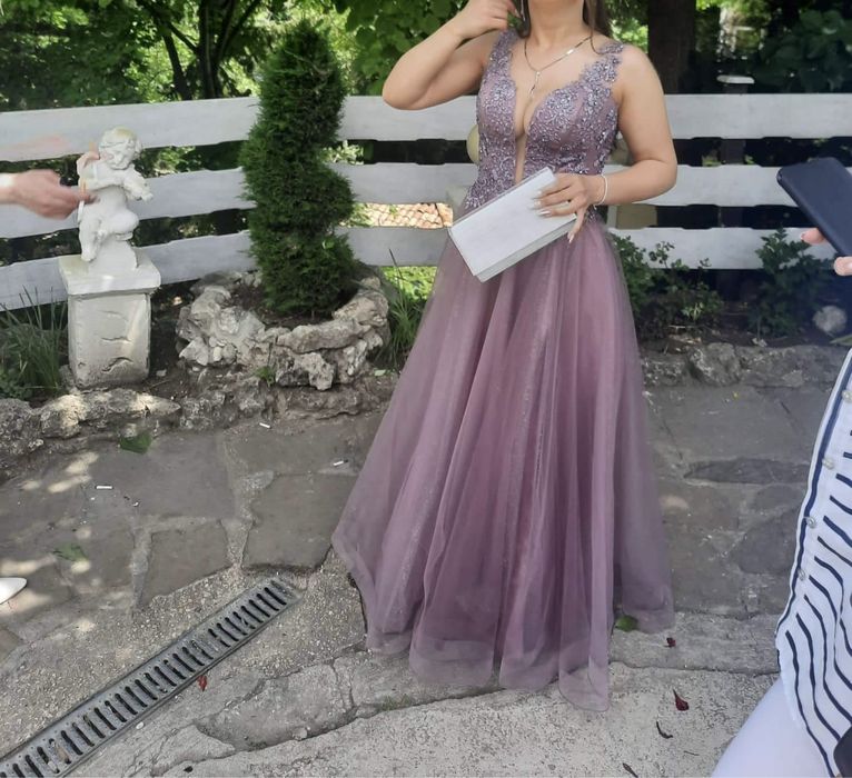 Бална рокля в цвят пепел от рози