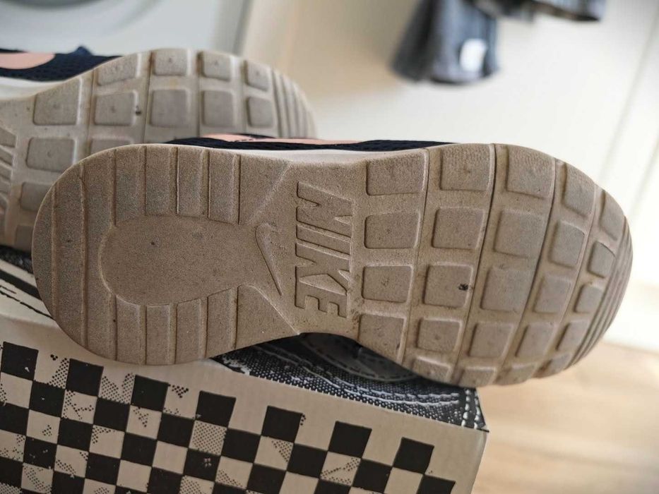 Детски/Дамски Маратонки NIKE TANJUN (GS) 35-36