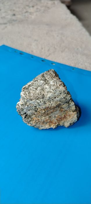 "Kolleksiya uchun tabiiy mineral tosh (pirit zarrachalari bilan)"
​Tav