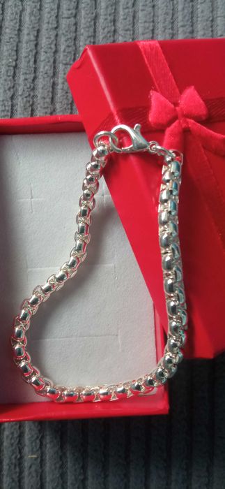 Нов, дамски сребърен комплект. Намалени,единични модели.В кутия всеки.