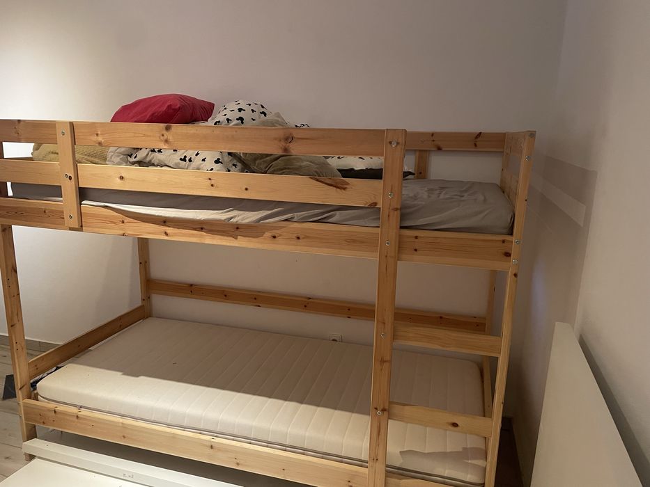 Vand pat supraetajat din lemn Ikea. Cu saltele. In stare perfecta. Ca