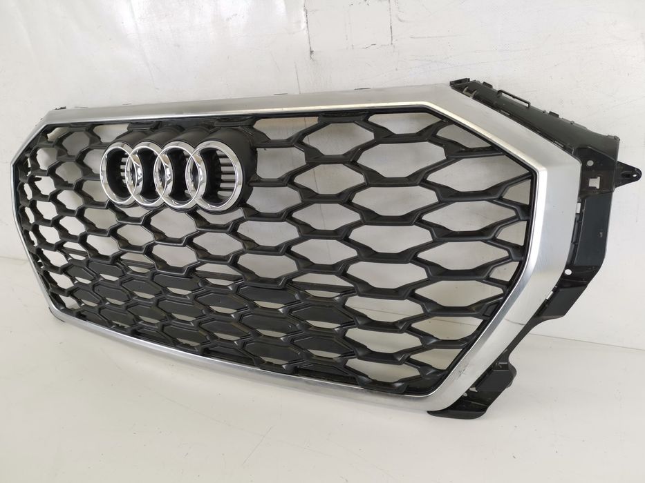 Ауди Кю3 / Audi Q3 Оригинална централна решетка в добро състояние