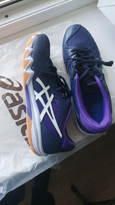 Продам новые кеды для зала ASICS