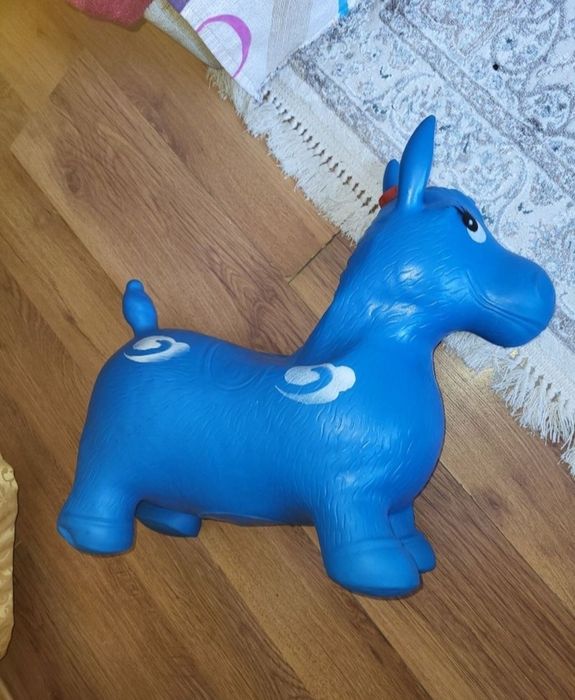 Детский надувной конёк-горбунок.