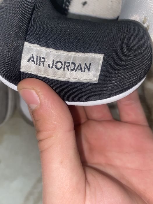 vand papuci jordan 4