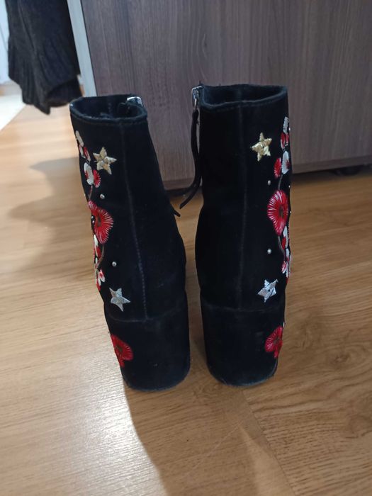 Дамски велурени боти