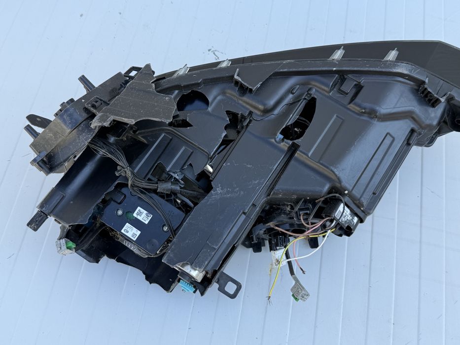 Far dreapta VW Touareg bi-xenon adaptiv original Cod 7P1941034