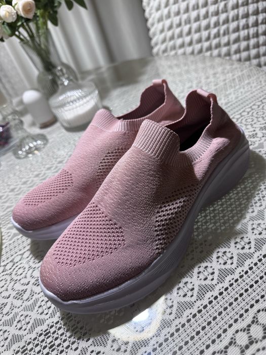 Кроссовки женские