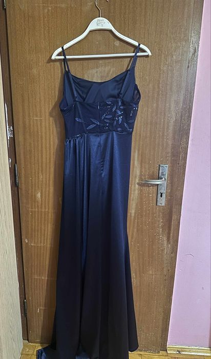 Тъмносиня, сатенена, дълга рокля