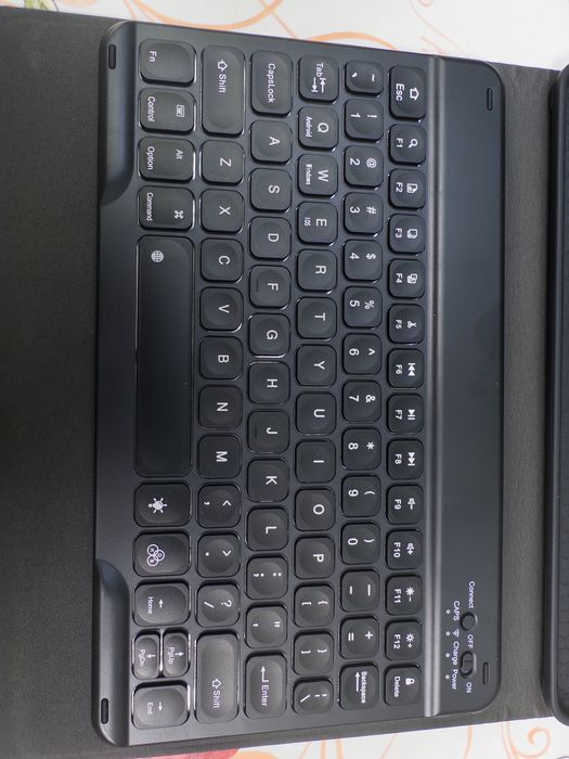 Husa cu Tastatura iPad Apple, Zoopie, pentru iPad 10.2" 7th Gen 2019 / 8th Gen 2020 / 9th Gen 2021, Wireless, Bluetooth, Iluminata LED