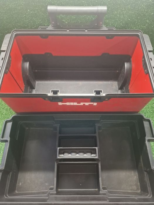 Голям куфар на Hilti с допълнителен етаж и дръжка с колела