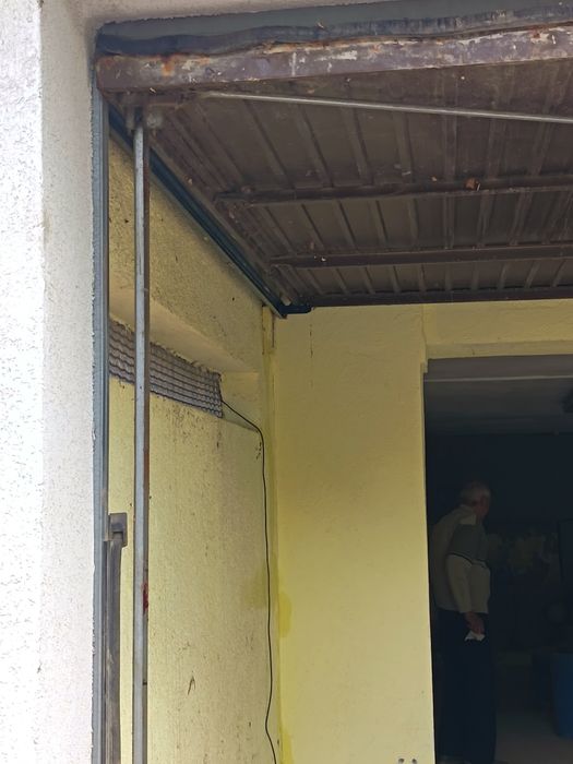 Usi garaj, construcții