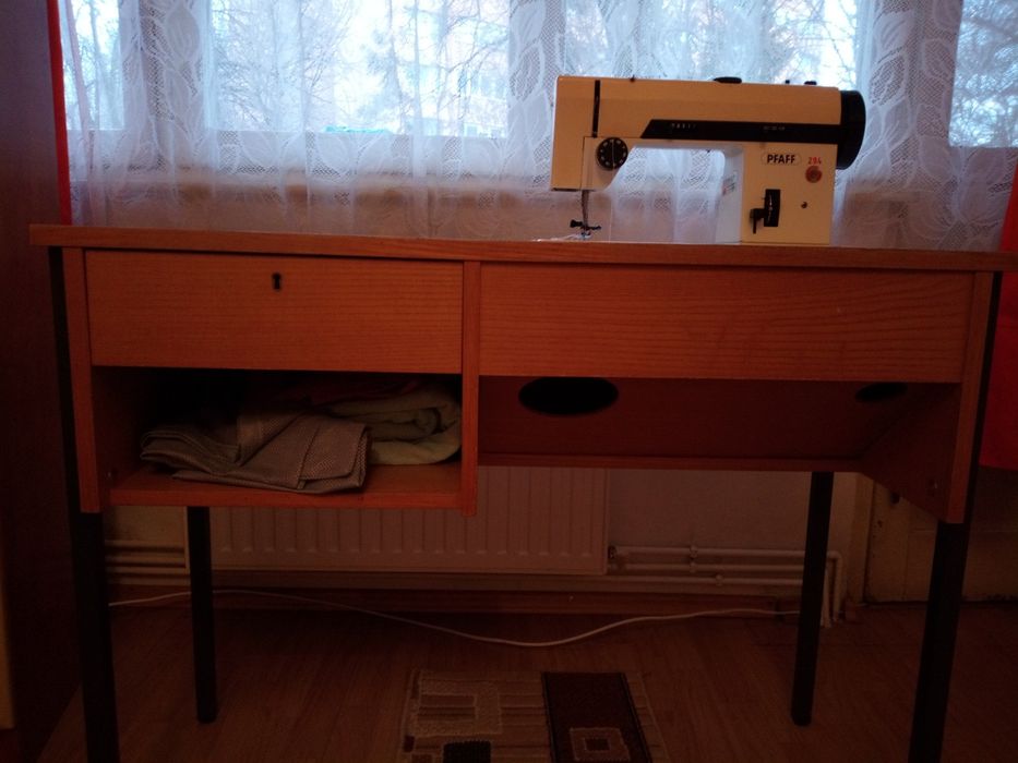 Vând mașină de cusut Pfaff 294 cu masă