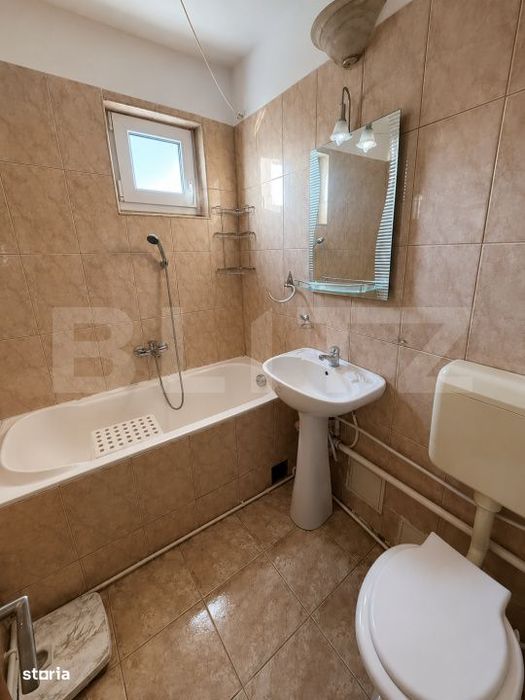 Apartament 3 camere, loc de parcare, etaj intermediar, Astra, Brasov