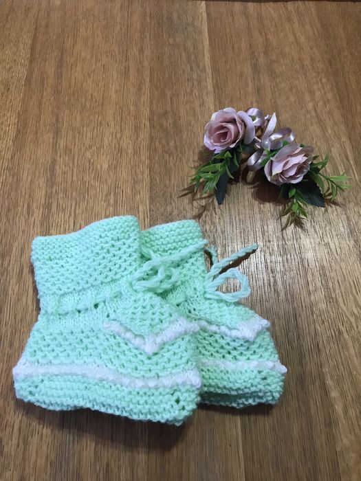 Бебешки ръчно плетени терлички