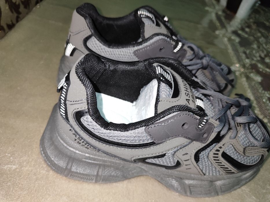 Серые спортивные кроссовки