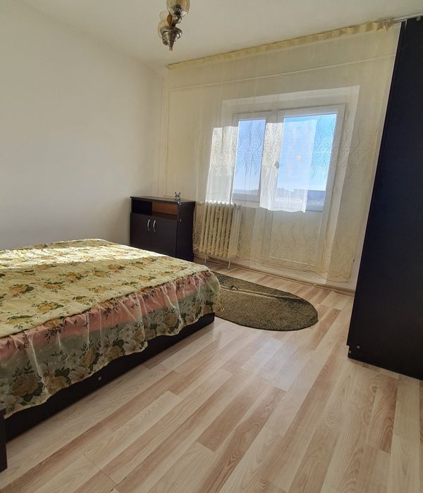 Vand apartament 2 camere, decomandat. Vis a vis de Pizzeria Grigo.