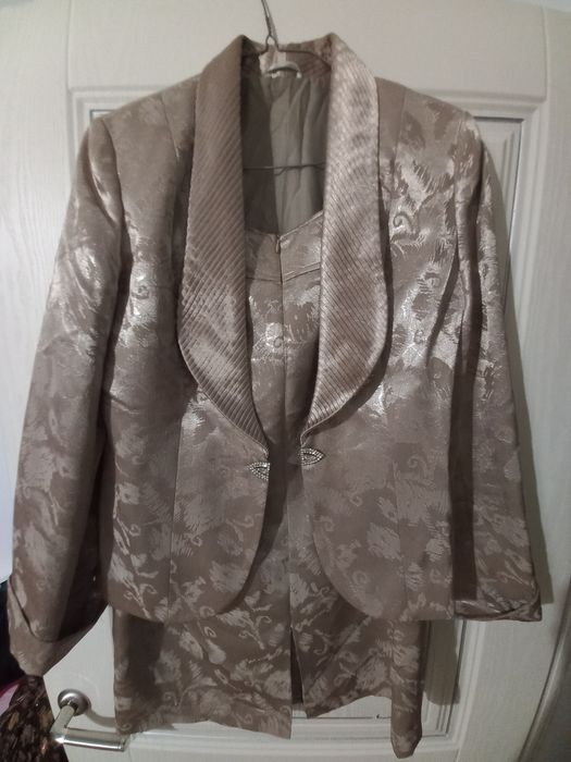 Женские костюмы    .