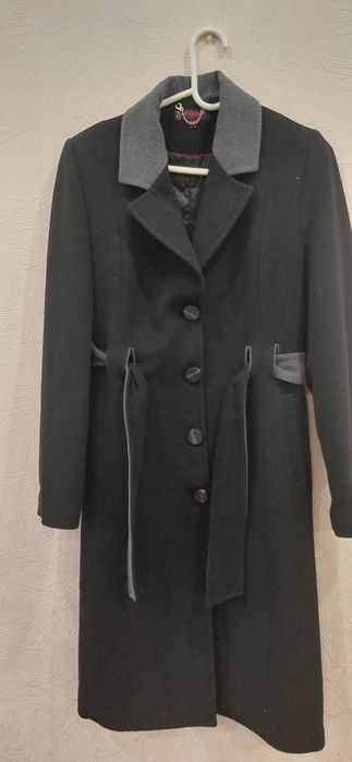 Демисезонный пальто с пуговицами