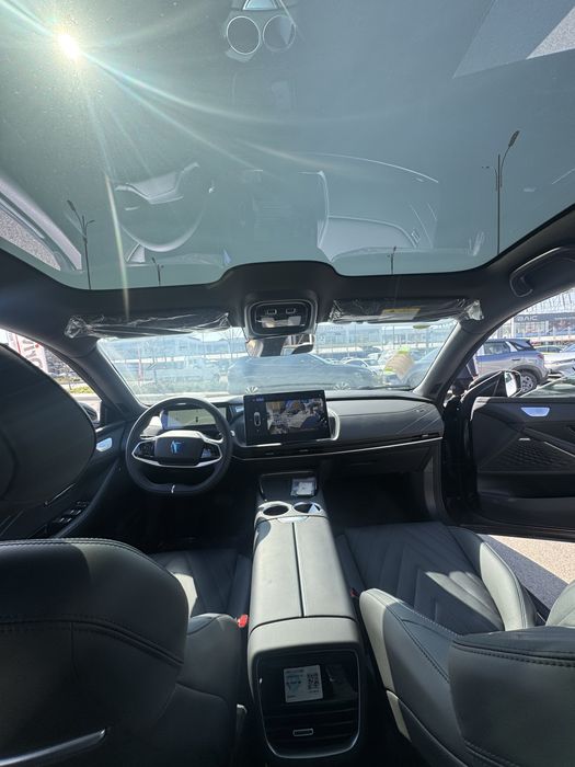 Deepal Sl03 2025yili oq va qora ranglari mavjud