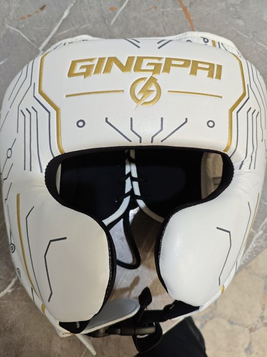 Белый боксерский шлем