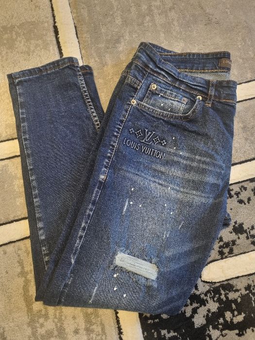 Vind blugi Louis vuiton, noi fără eticheta