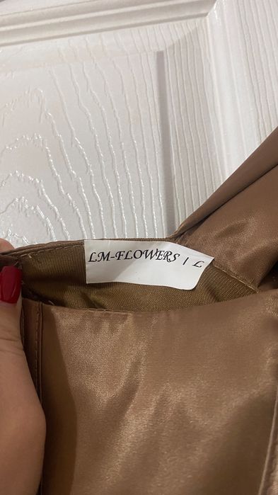 Къса кафява рокля