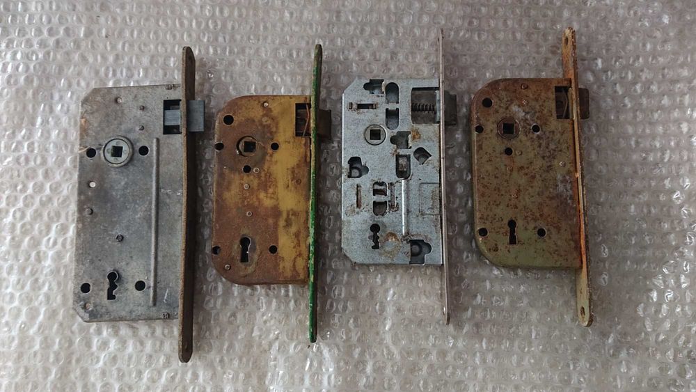 Стари брави.Двете са здрави.Другите две за части.