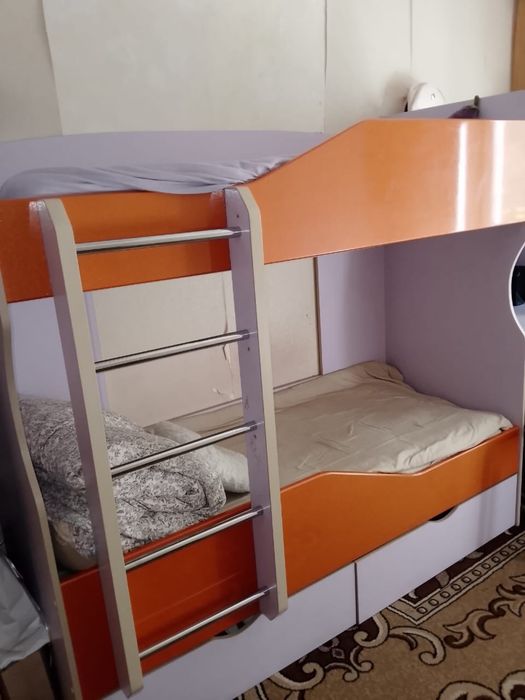 Продаем кровать и стол с полками