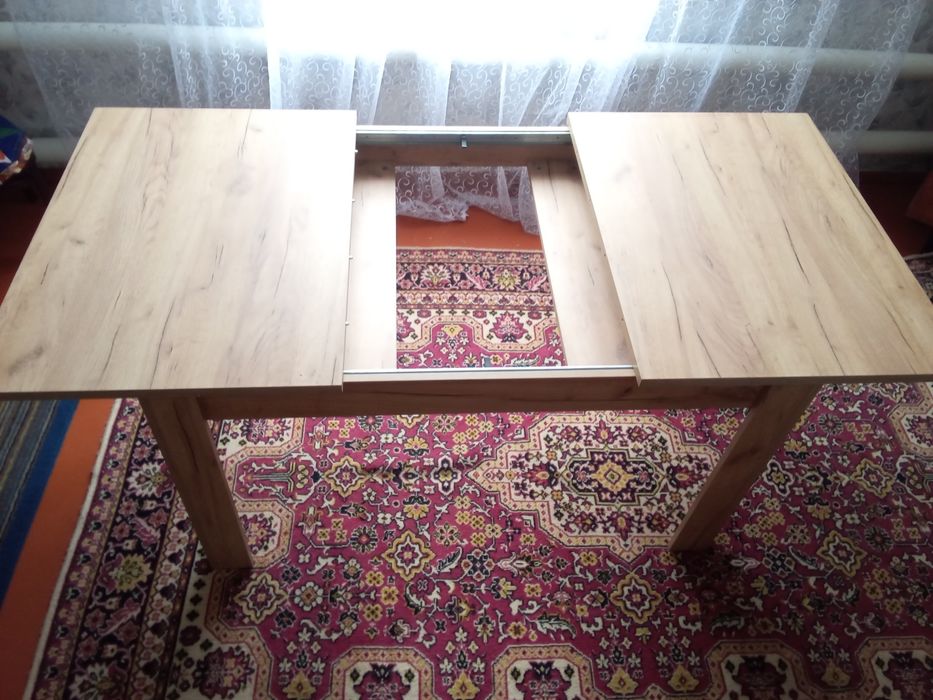 Стол обеденный новый.