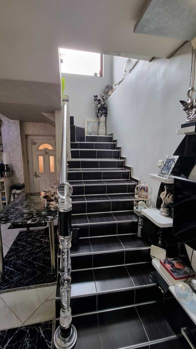 1729-Продава се двуетажна масивна къща в кв. "Варош"!