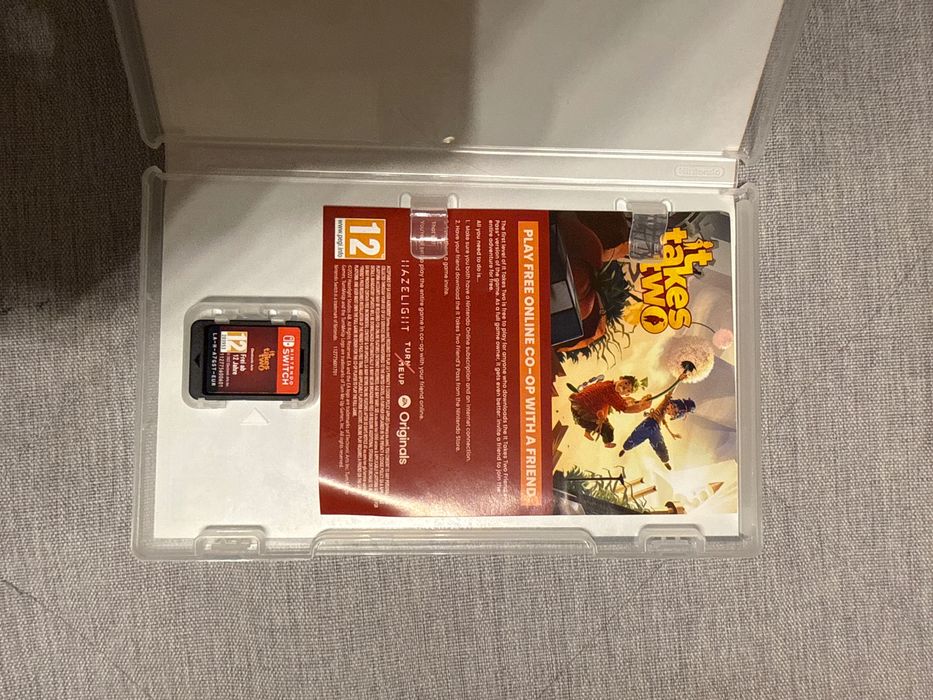 Nintendo Switch, идеальное состояние + игра It Takes Two