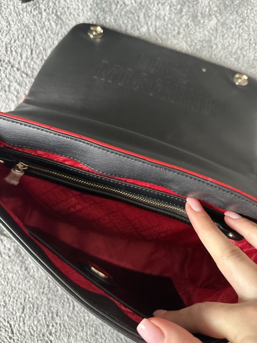 Чанта на марката Moschino.