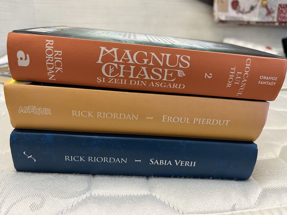 Vand carti, fiecare volum 15 lei