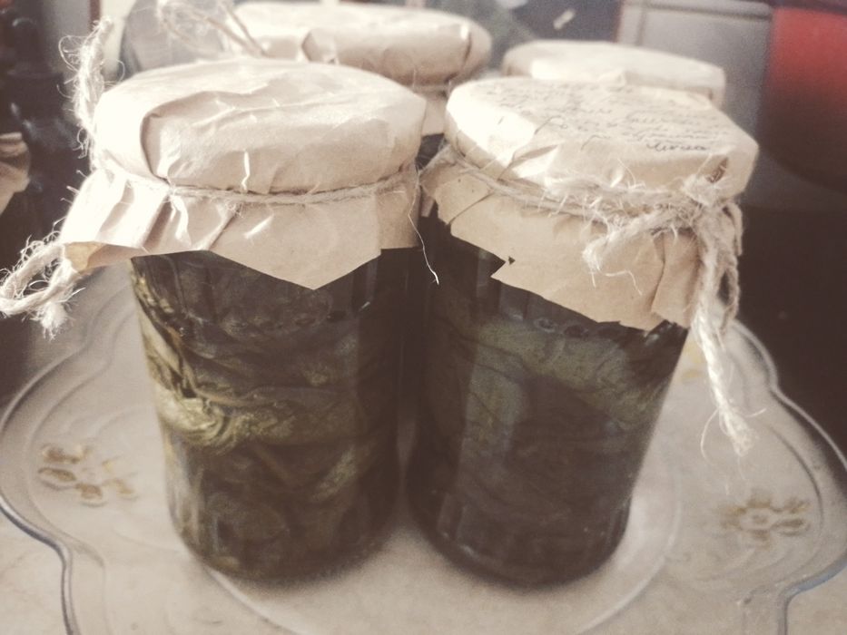 Frunze de brusture puse în alcool de 70 ° C