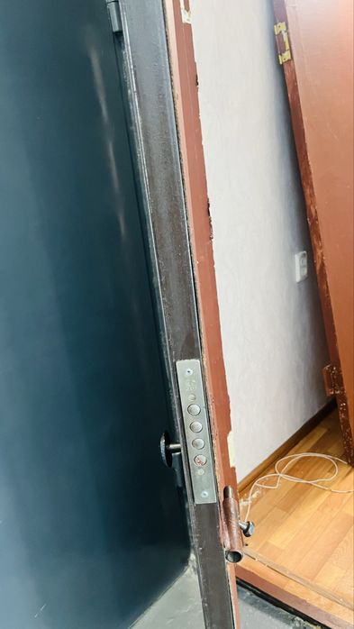 Продам металлическую дверь