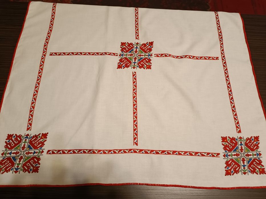 Ръчно бродирани покривка-каре и две ръчно бродирани салфетки бонус