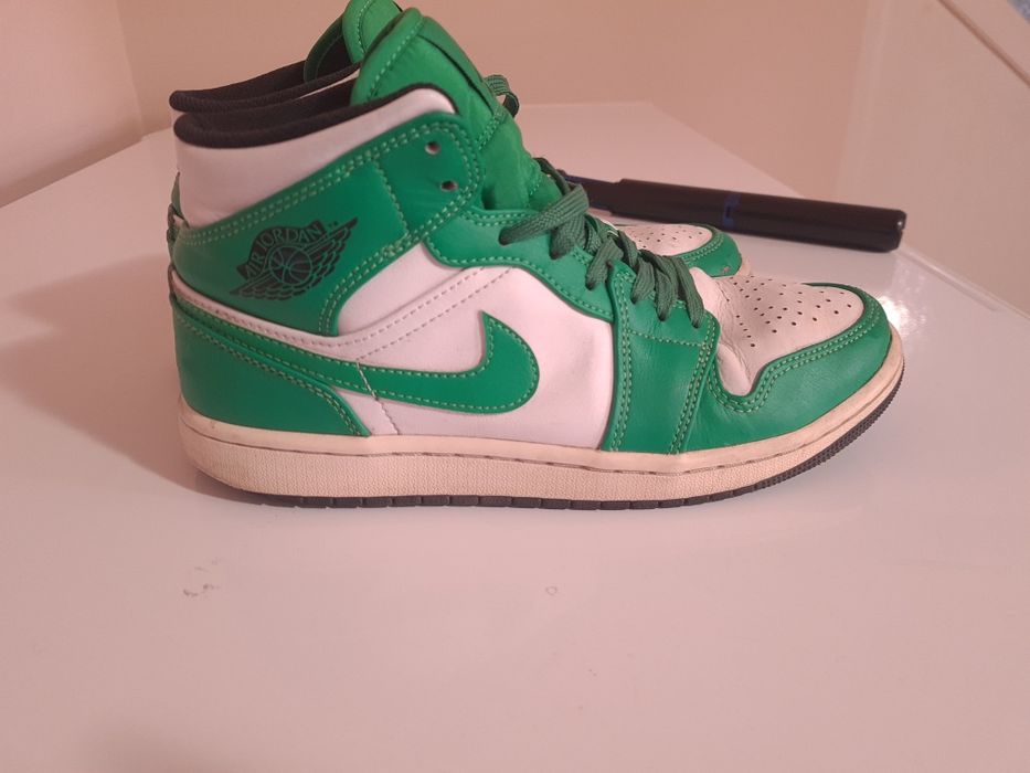 Air Jordan 1 Retro High OG "Varsity Red și  Jordan 1 Mid "Lucky Green"