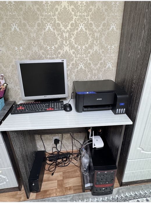 Продаю компьютерный стол