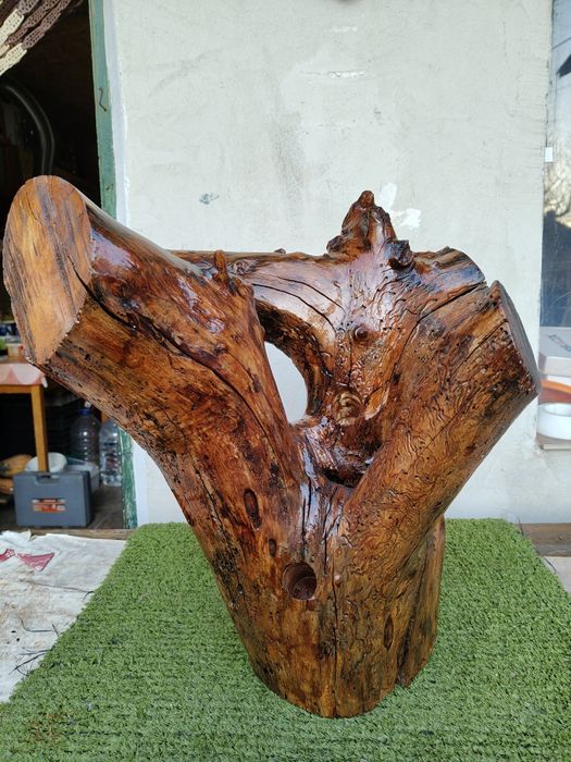 Ръчно изработена дървена поставка за бутилки