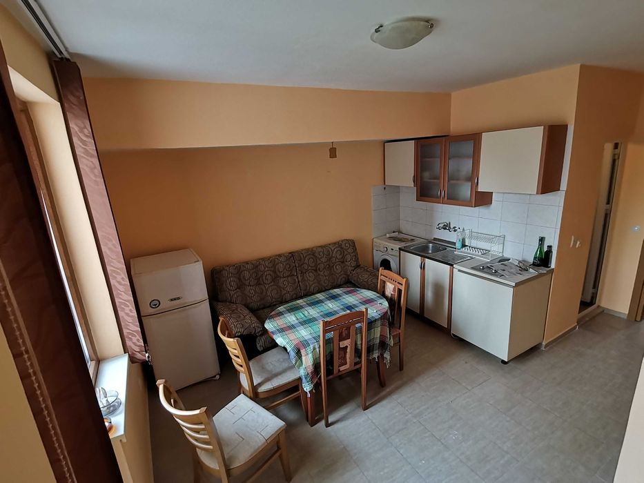 Дава се под наем Двустаен апартамент в Бургас, Център - 60 кв.м за 183.6 € - Снимка #2