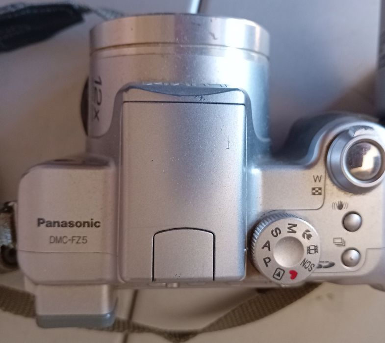 Фотоапарат Panasonic Lumix FZ5 + Оригинално зарядно + Leica обектив