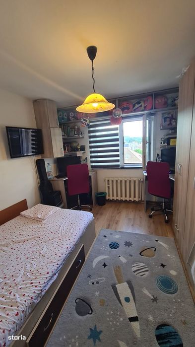 Apartament cu 3 camere de vânzare în Curtea de Argeș.