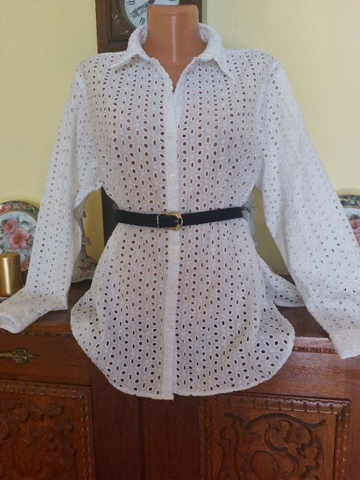 Redusa! Romantica, eleganta, camasa noua superba din broderie englezeasca, croi impecabil