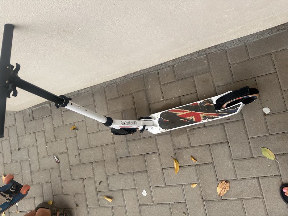 Vand trotinete pentru copii