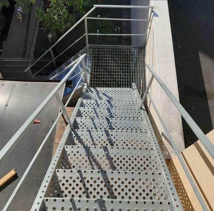 Scari zincate pe comanda