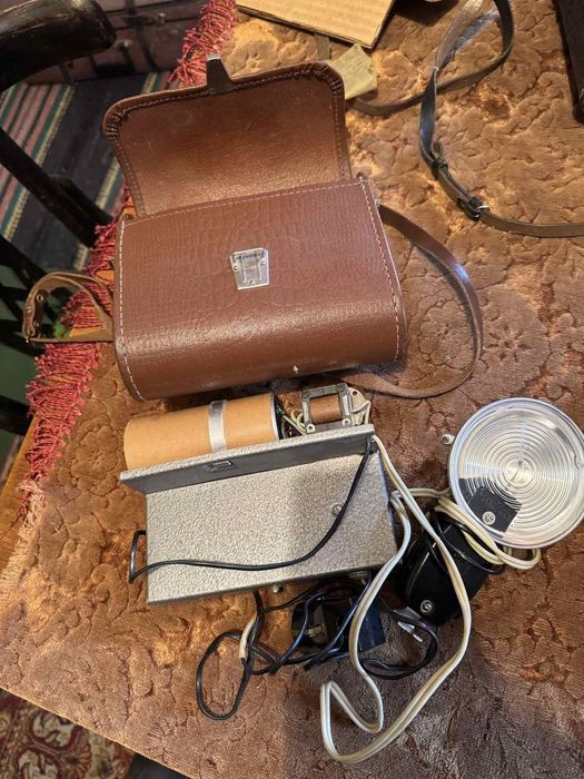 Ретро видеокамери, аксесоари и ленти.